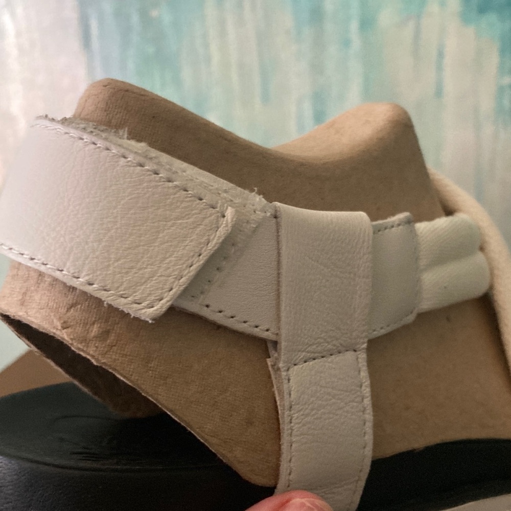 Sorel NWT White Velcro Sandals - Picture 3 of 8